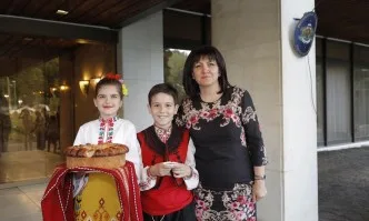 Цвета Караянчева се срещна с българската общност в посолството ни в Москва