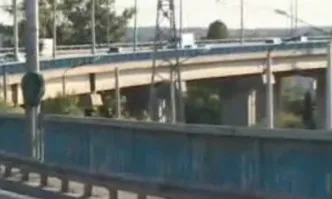 Камион падна от Аспаруховия мост във Варна, шофьорът загина