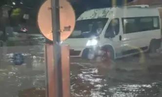 Новоднени участъци в Перник след излелия се дъжд снощи (ВИДЕО)