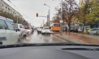 Автобус на градския транспорт помете три автомобила на столичната ул Мария