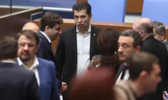 Хумористично и леко смешно е съвпадението със смяната на външния