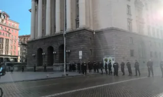 Полицай охраняващ протеста който се провежда пред Народното събрание е