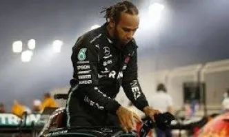 Хамилтън остава във Формула 1 и през 2022 година