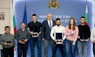 Министър Кралев награди българските щангисти за спечелените 17 медала от Европейското първенство за младежи и девойки