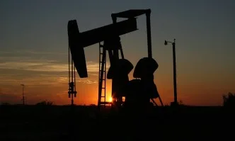 Рияд намалява с 500 хиляди барела на ден износа си на петрол от декември