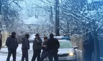 70 души щурмуват къщата в Мездра, където загина 8-годишно момче
