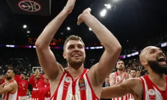 Олимпиакос с българския национал Александър Везенков в състава си победи