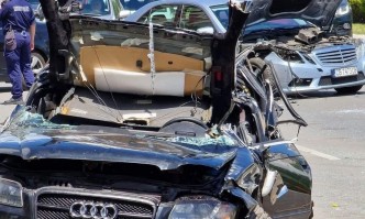 Тежка катастрофа между два автомобила е станала на кръстовището на