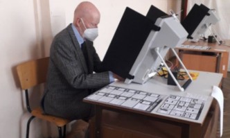 Симеон II гласува в 150 ТО СОУ Цар Симеон I Бившият