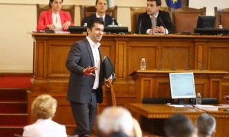 Размяна на реплики между Кирил Петков и ДПС в рамките