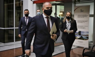 Вицепремиерът иска да ремонтира 3000 километра пътища от републиканската пътна