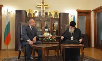 Румен Радев и Вежди Рашидов поздравиха патриарх Неофит с имения му ден