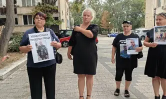 Близките роднини и приятели на убития Димитър Малинов от Цалапица