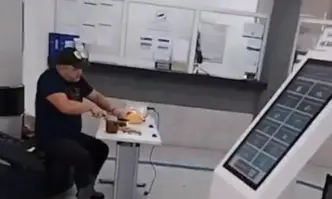 С парти грил: Мъж нахлу в офис на Енергото в Силистра, за да си направи сандвичи (ВИДЕО)