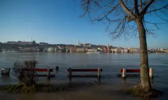 Река Дунав излезе от бреговете си в Будапеща (СНИМКИ)