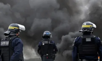 Tежки сблъсъци, експлозиви и запалени полицейски коли във Франция