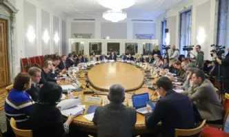 Комисията по бюджет вдигна тройно таксите на хазарта. Отказа да намали партийната субсидия