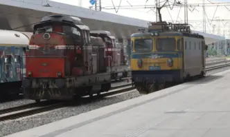 Свалиха машинист от локомотив заради управление на влак по линията