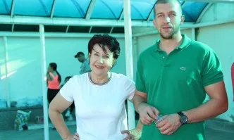 Металург Перник и Спортист Драгичево благодарни на Вяра Церовска за подкрепата към спорта