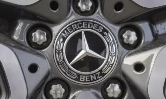 Mercedes изтегля 324 000 автомобила в САЩ заради проблем с
