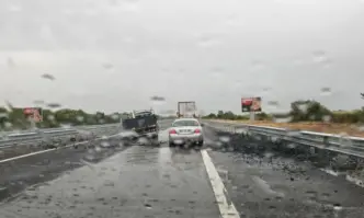 Микробус катастрофира на АМ Тракия. Два камиона се удариха и блокираха пътя Русе – Велико Търново