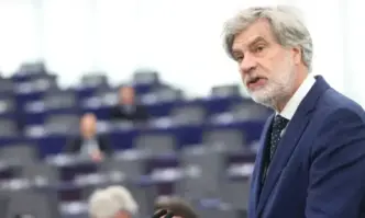 Евродепутати набедиха свой колега във връзки с Русия
