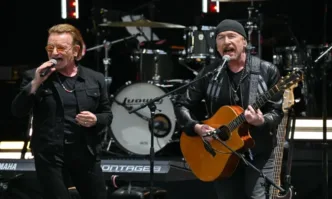 U2 на 50: Рок легендите се завърнаха към корените с изненадващ концерт в първото си училище (ВИДЕО)