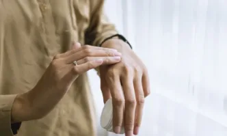 Чесането може да носи облекчение, но и много проблеми за кожата. Вижте защо