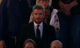 Английската футболна легенда Дейвид Бекъм се реди на опашка 12