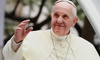 Папа Франциск получи фланелка на волейболния Хебър