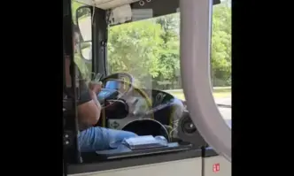Шофьор на автобус в София се забавлява в интернет докато шофира (ВИДЕО)