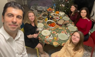 Премиерът Кирил Петков се похвали с трапезата си за Бъдни