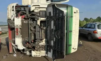 Обърнат тир затруднява силно движението в района на 36 я км