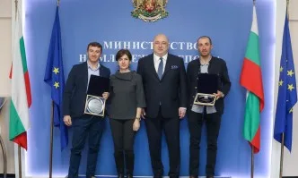 Министър Кралев награди биатлонистите Красимир Анев и Владимир Илиев