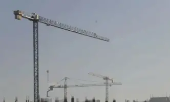 Огромен кран падна върху строежа на метрото при комплекс Червено