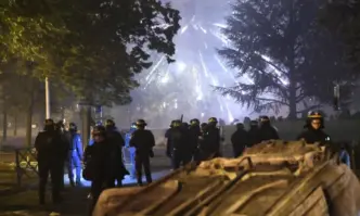 Трета нощ безредици във Франция: Сблъсъци, арести, палежи и разбити магазини (СНИМКИ)
