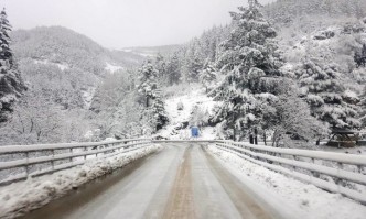 Временно е ограничено движението на МПС над 12 т по