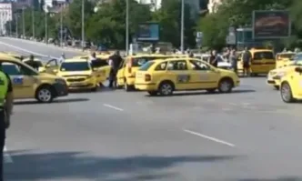 Таксиметрови шофьори блокираха бул. Черни връх след снощната катастрофа