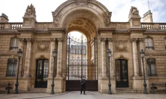 Служител отговарящ за сребърните прибори в Елисейския дворец в Париж