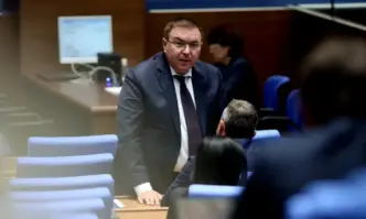 Костадин Ангелов: Имала ли си е фарма-мафията в България министър?