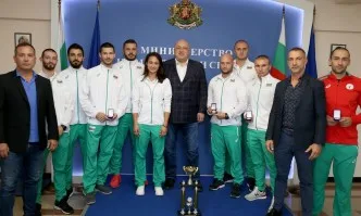 Министър Кралев награди шампионите от Световното първенство по шотокан карате-до