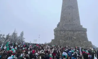 Хиляди хора се стичат на историческия връх Св Никола на