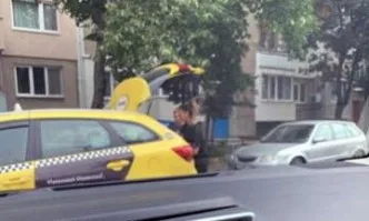 Миролюба Бенатова кара такси в София