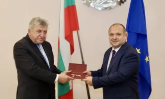 На традиционна церемония за символично приемане на ключа на министерство