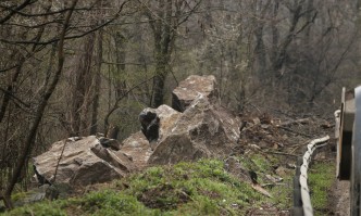 При инцидента по чудо няма пострадали Скална маса се стовари