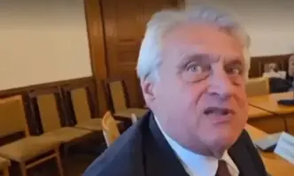 От Фейсбук профила на Стефан ТашевИзнервеният Рашков запя в комисията