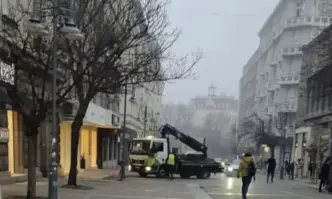 Терзиев разпоредил 14 коли да бъдат махнати от тротоара на Съборна: Тротоарите са за хората