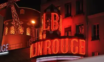 Перките на вятърната мелница Мулен Руж една от най известните забележителности