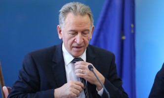 Вчера министърът описа светла картина на ситуацията в болниците и