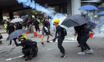 Полицията използва сълзотворен газ срещу протестиращи в Хонконг